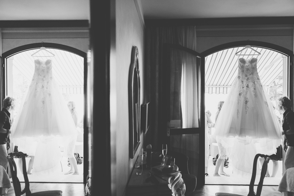 Il vestito della sposa è appeso tra il balcone e la camera di preparazione