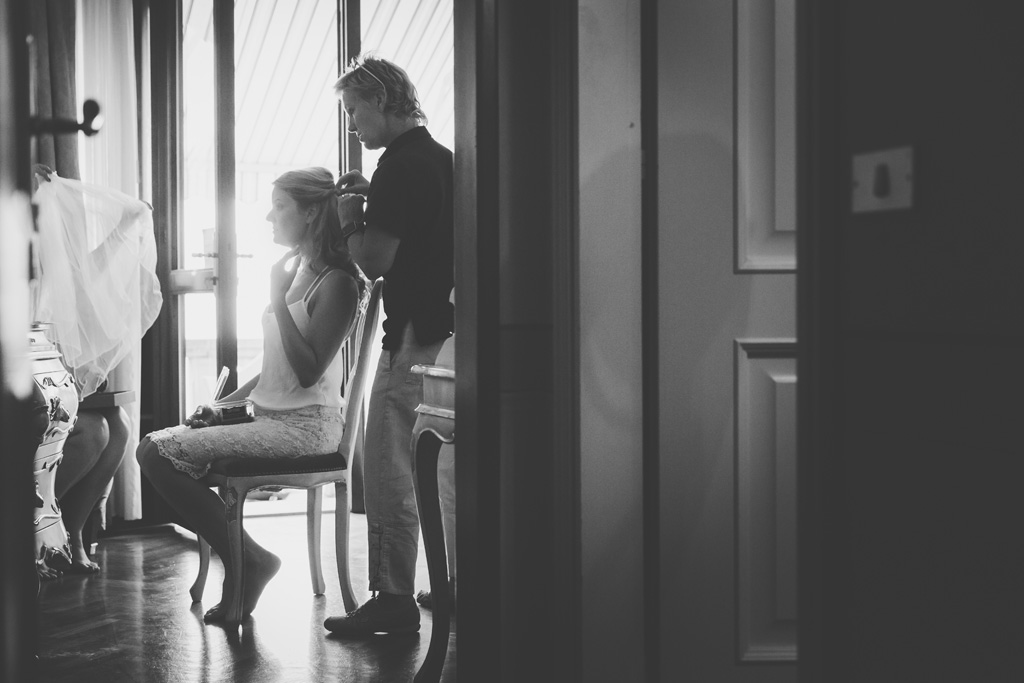 La parrucchiera sistema i capelli della sposa presso Villa del Sogno