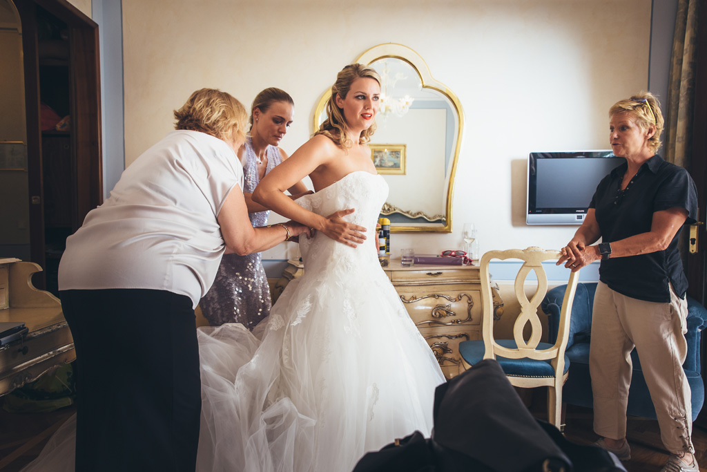 La damigelle sistemano il vestito della sposa Kathrin