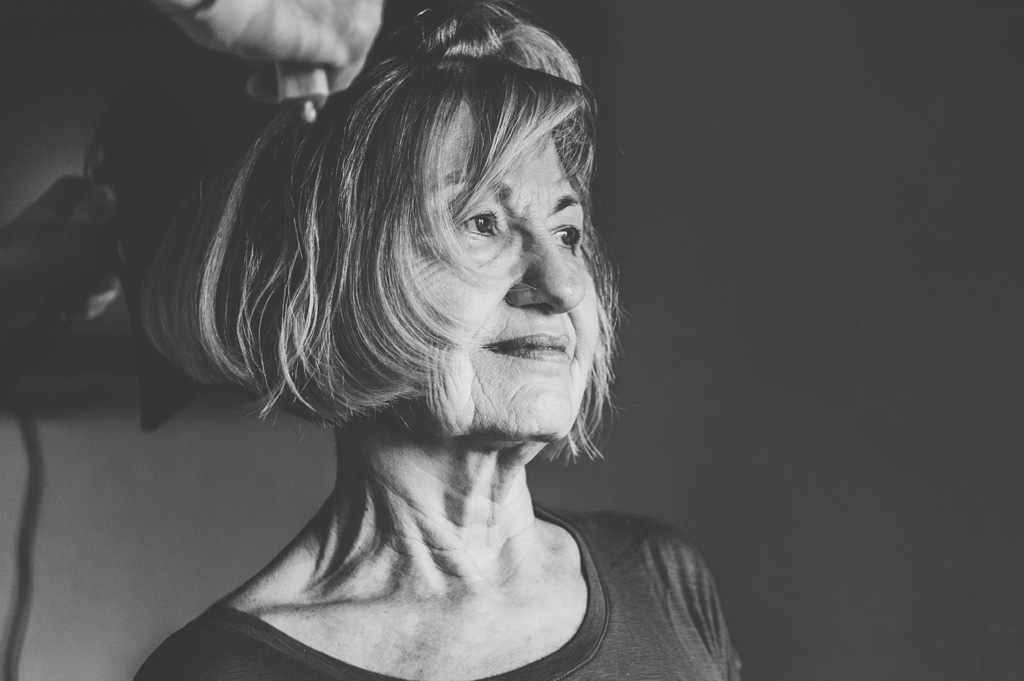 La madre della sposa si acconcia per la cerimonia di matrimonio
