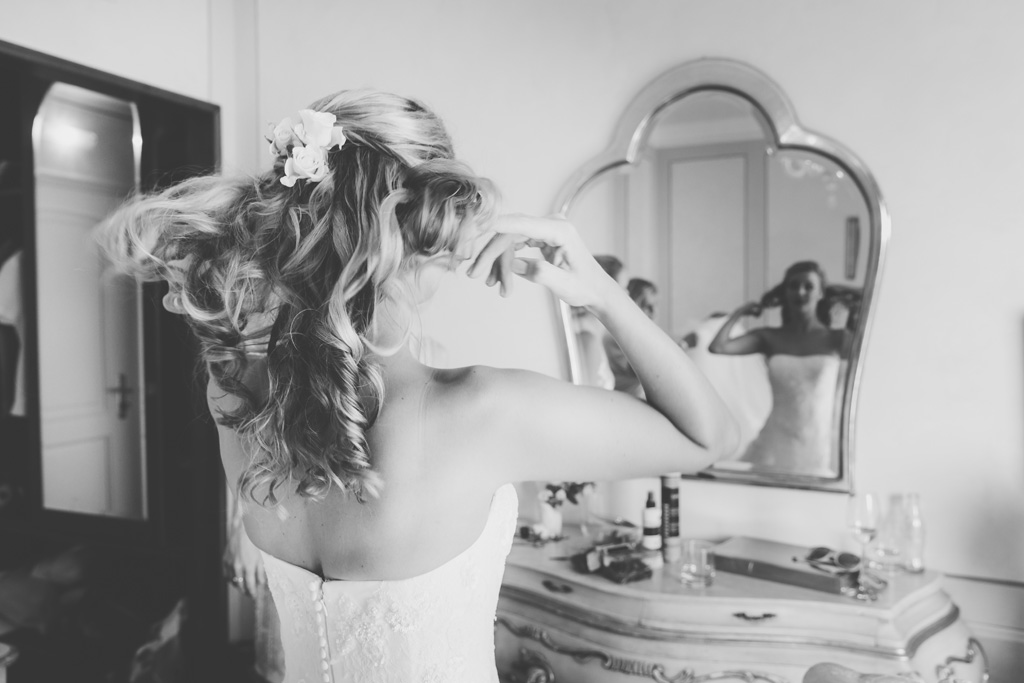 Kathrin si acconcia i capelli davanti allo specchio