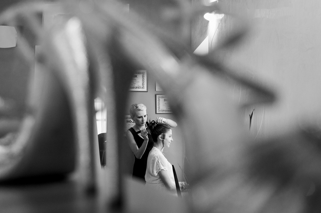 La sposa ha un sorriso rassicurante durante la preparazione