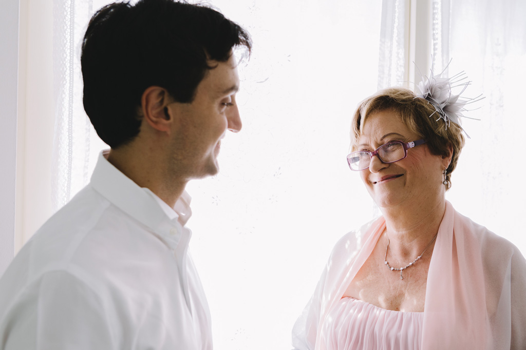 La madre sorride al figlio in uno scatto di Alessandro Della Savia