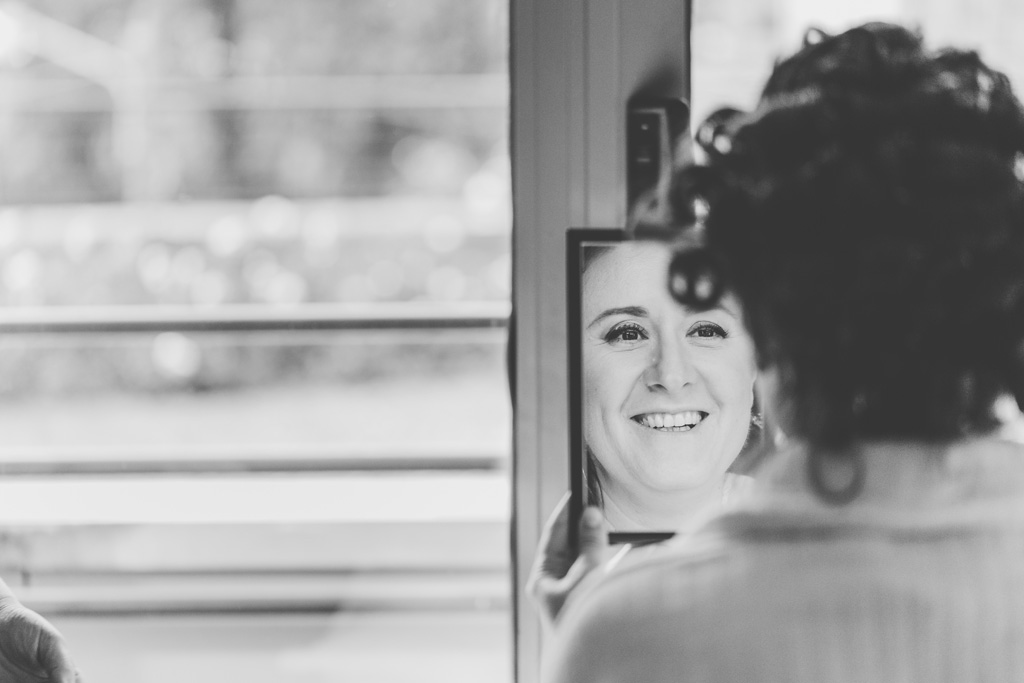 La sposa si osserva davanti allo specchio