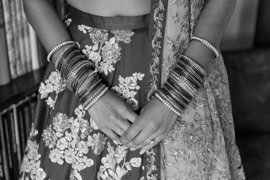 Un dettaglio dei braccialetti che la sposa indossa