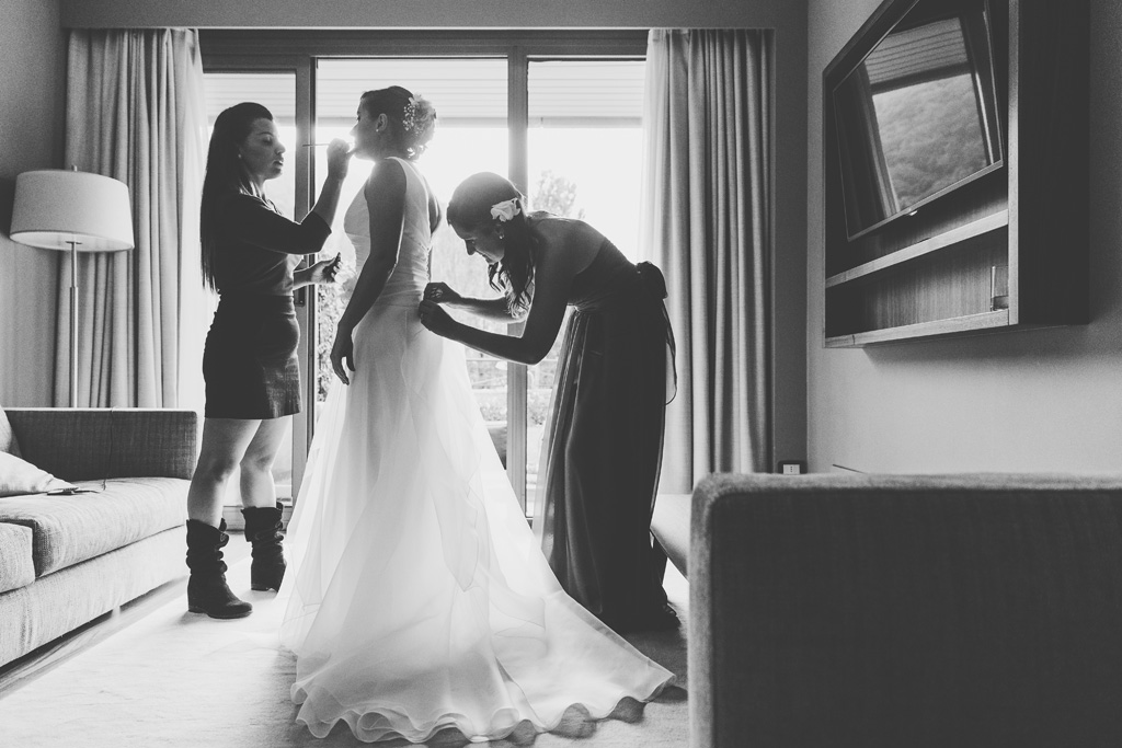 Le damigelle abbelliscono la sposa durante la preparazione in hotel