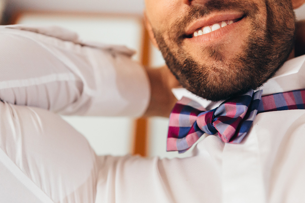 Il sorriso raggiante dello sposo Fabrizio durante la preparazione prima della cerimonia di matrimonio