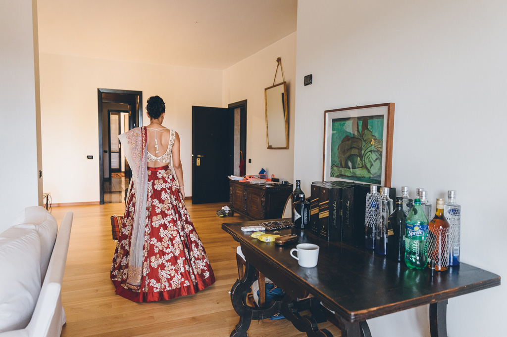 La sposa cammina per la stanza dell'hotel