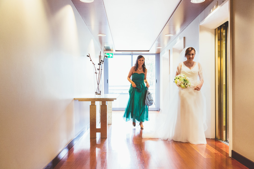 La sposa Daniela si dirige in direzione dell'ascensore