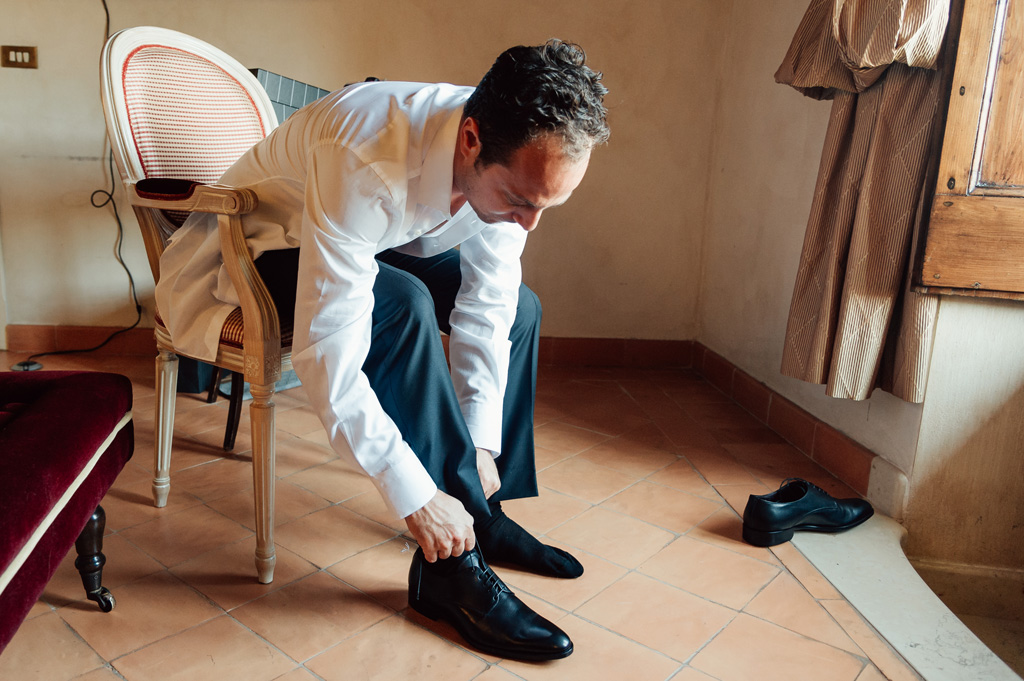 Emmanuel sistema le scarpe in camera