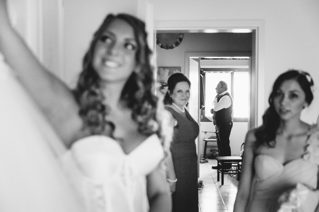 La preparazione del padre prima della cerimonia di matrimonio