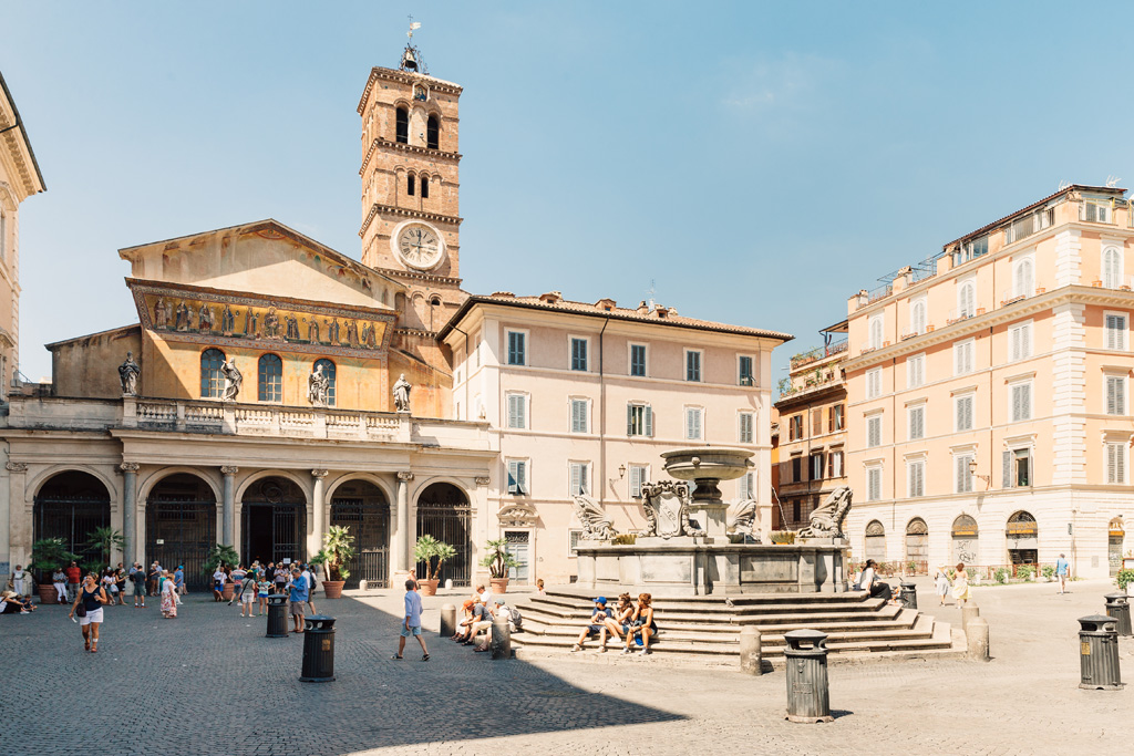Una panoramica della Chiesa di Santa Maria in Trastevere a Roma