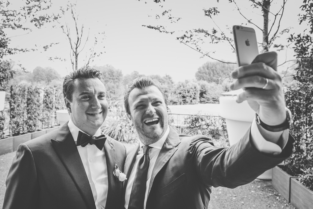 Un'ospite si scatta un selfie con Luca in un momento immortalato da Alessandro Della Savia