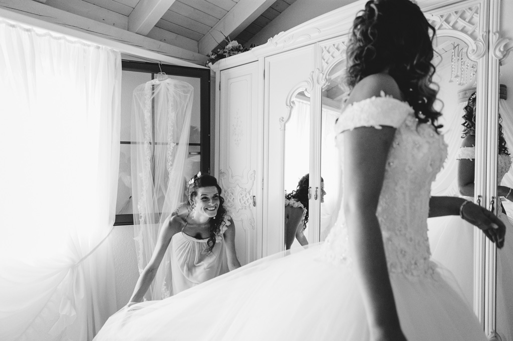 Una damigella sorride alla sposa