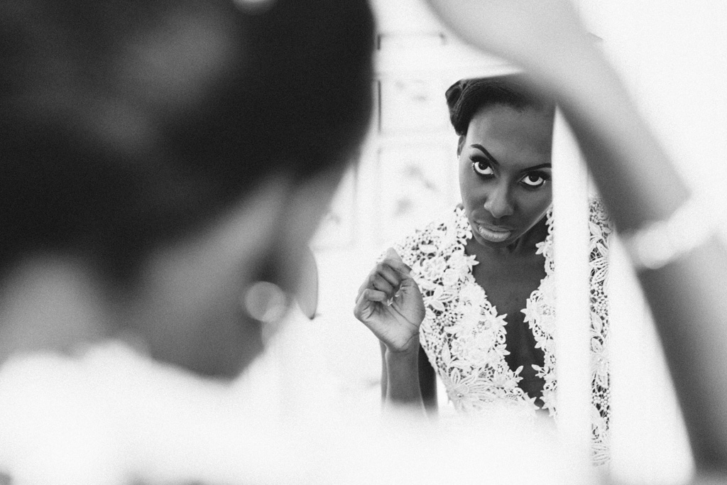 La sposa si adorna davanti allo specchio