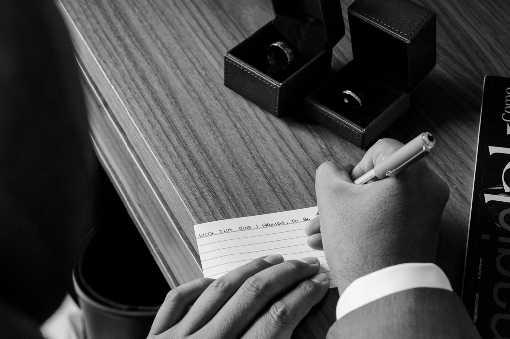 Lo sposo scrive una dedica riferita alla sposa