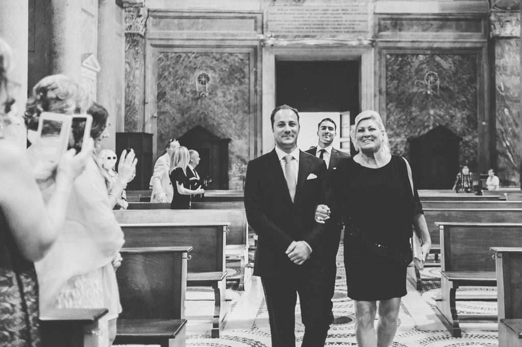 Emmanuel entra nella basilica in compagnia della madre