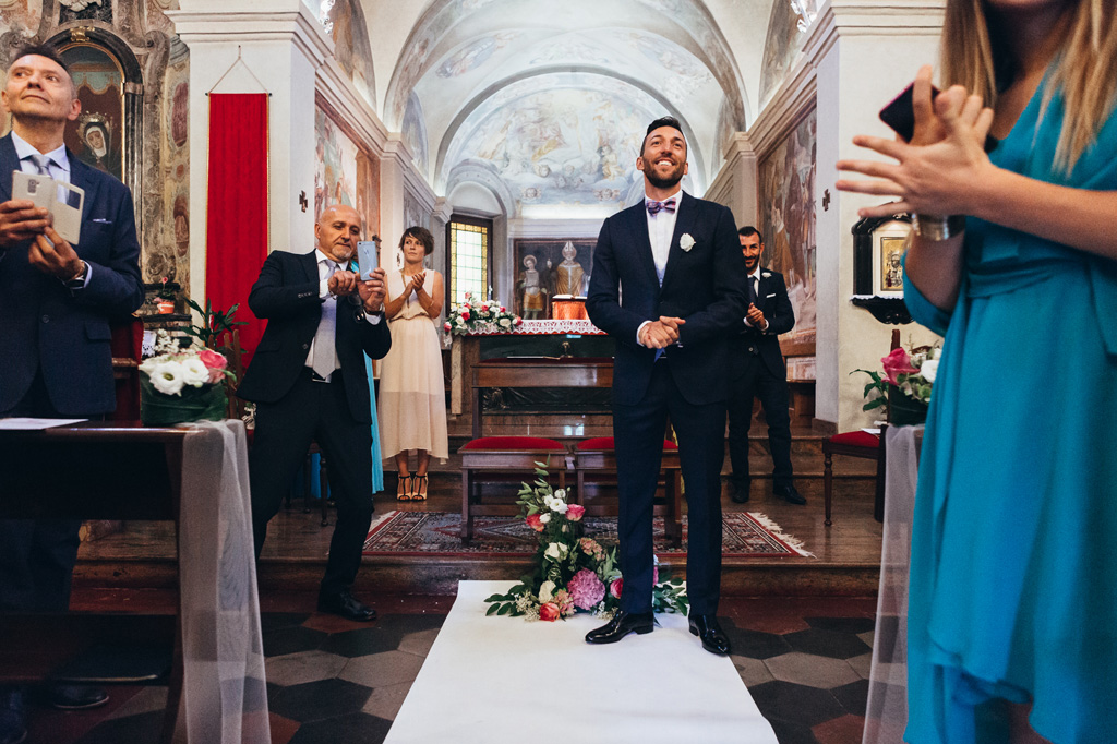 L'emozione sposo all'arrivo della sposa in chiesa