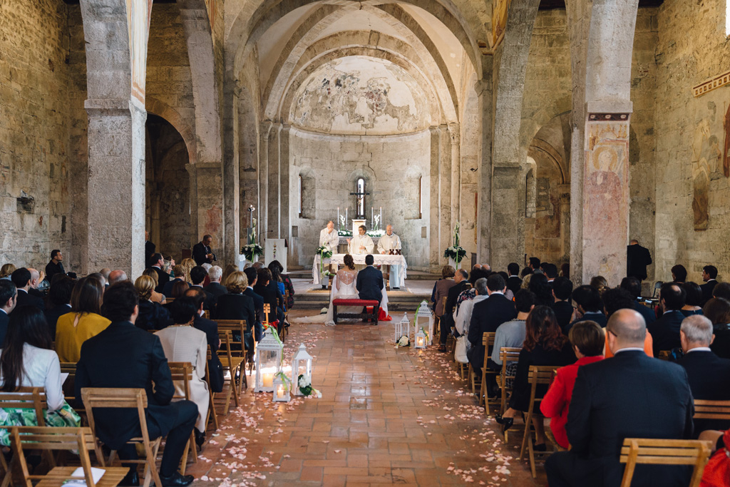 Una totale dello svolgimento della cerimonia di matrimonio
