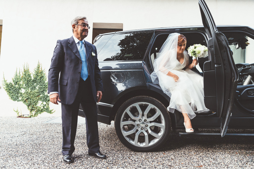La sposa Daniela scende dalla macchina in compagnia del padre