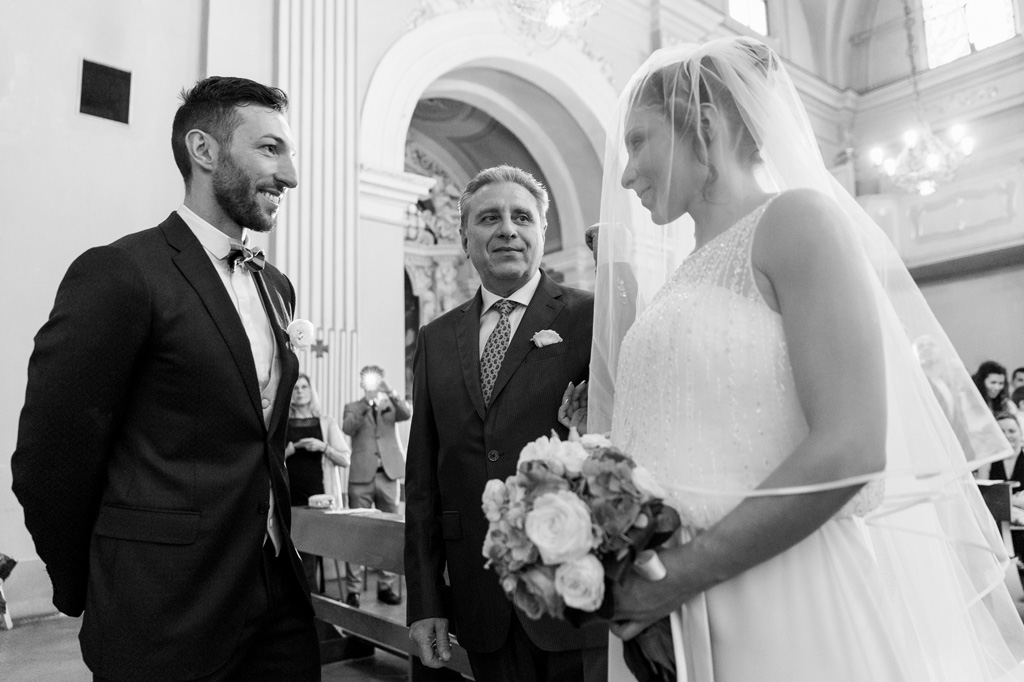 Finalmente i due sposi si ricongiungono sotto lo sguardo attento del padre della sposa