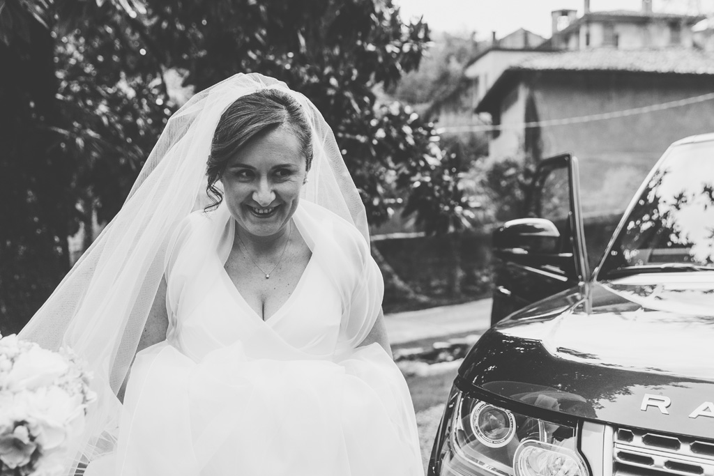 La sposa Daniela scende dalla macchina sorridente