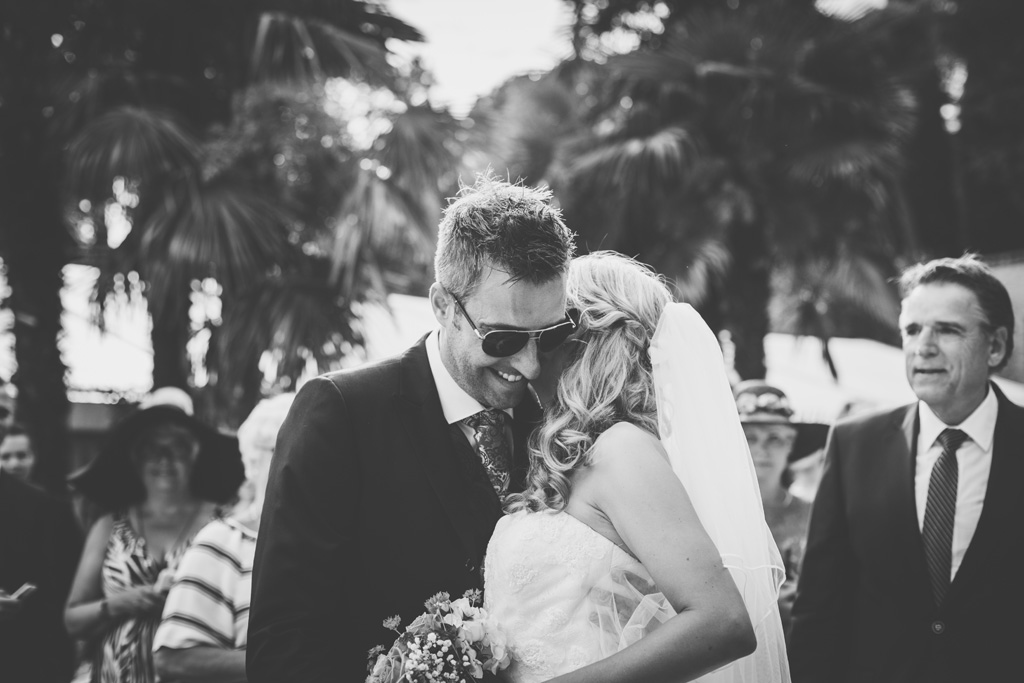 La sposa Kathrin bacia lo sposo finalmente ricongiunti