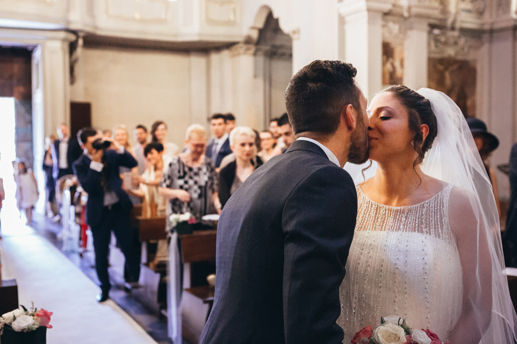 I due sposi si baciano prima dell'inizio della cerimonia di matrimonio