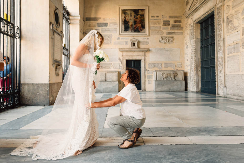 Un'invitata confida due parole alla sposa