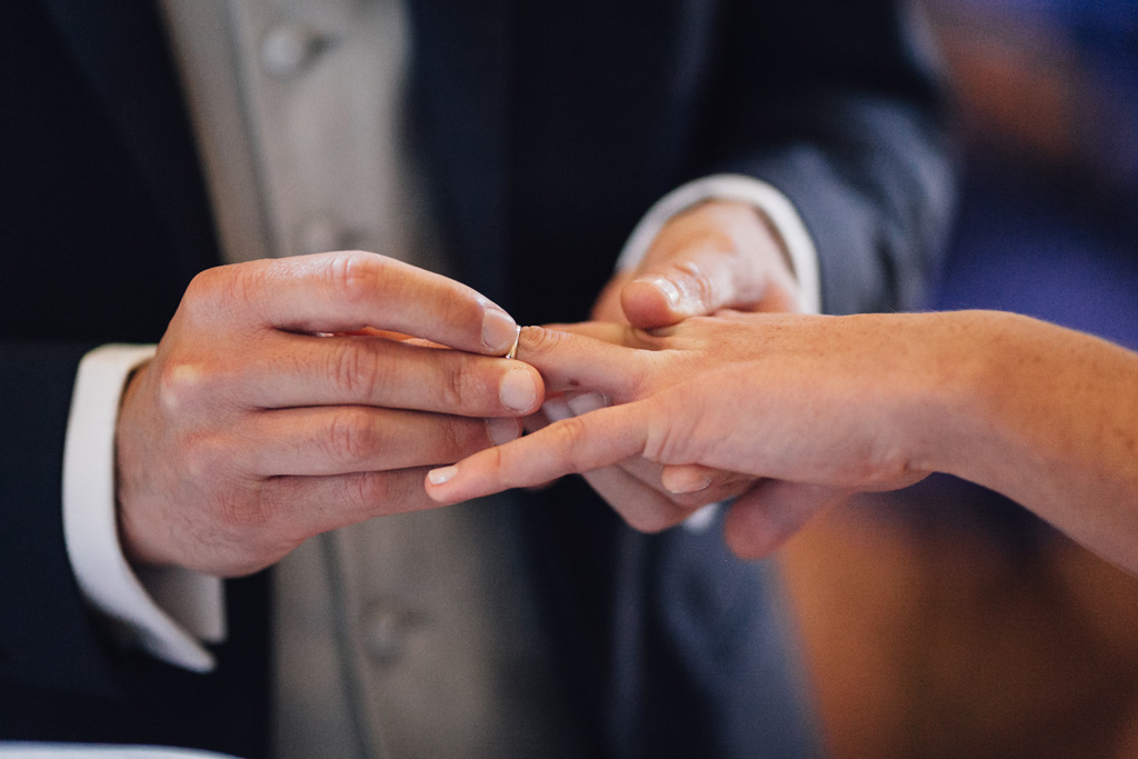 Un dettaglio della fede nunziale sull'anulare della sposa