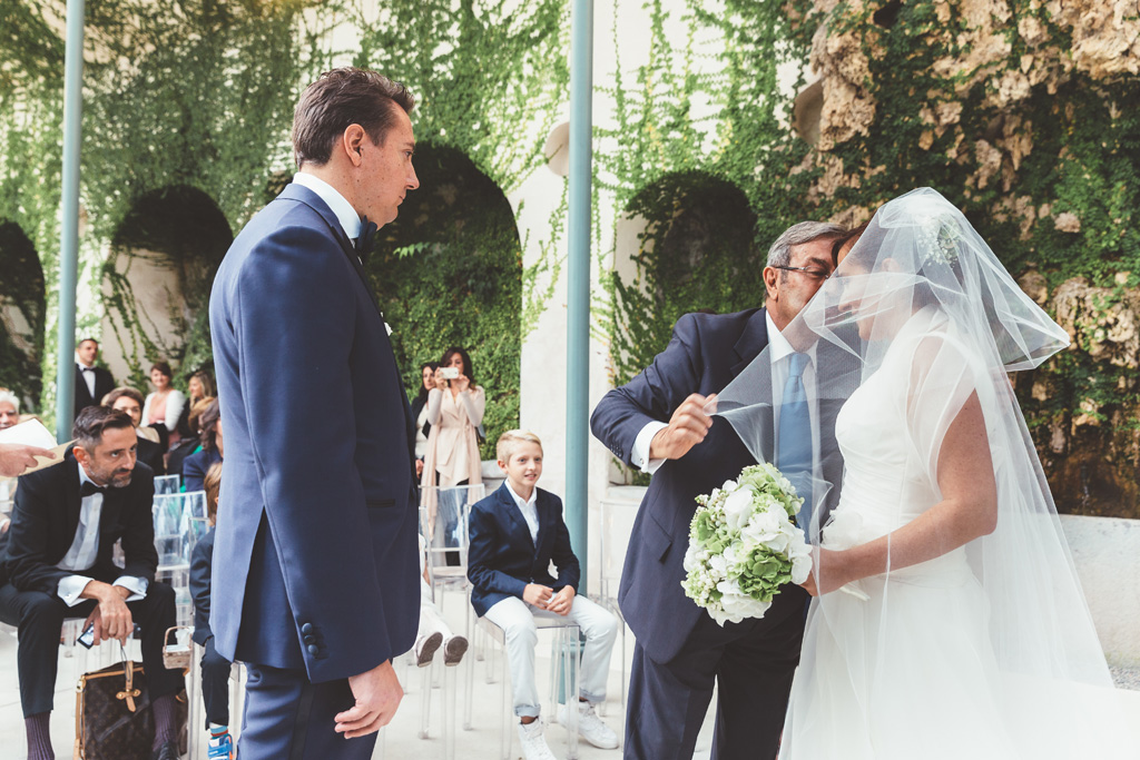 Il padre sussurra un segreto alla figlia prossima al matrimonio