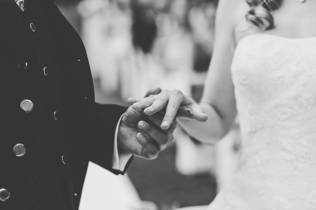 Martin indossa l'anello a Katrhin durante la cerimonia di matrimonio