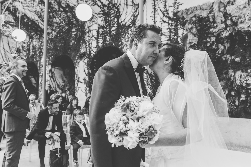 Daniela sussurra alcune parole a Luca prima della cerimonia di matrimonio