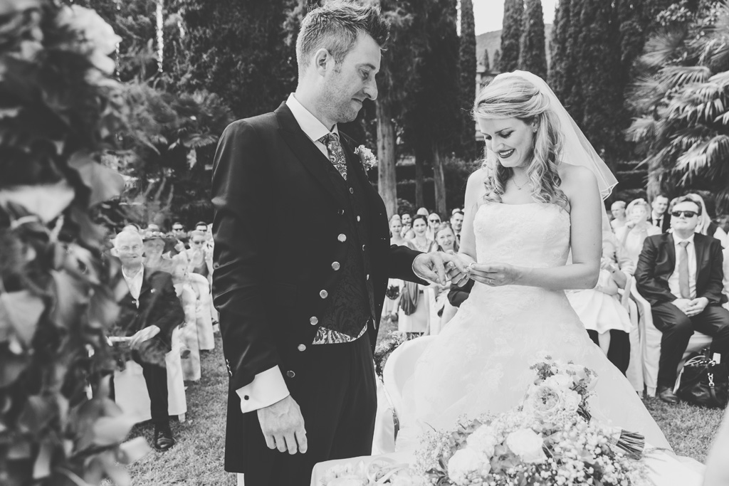 Kathrin indossa l'anello allo sposo durante la cerimonia di matrimonio