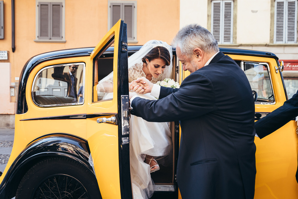 Il padre aiuta la sposa a scendere dalla macchina