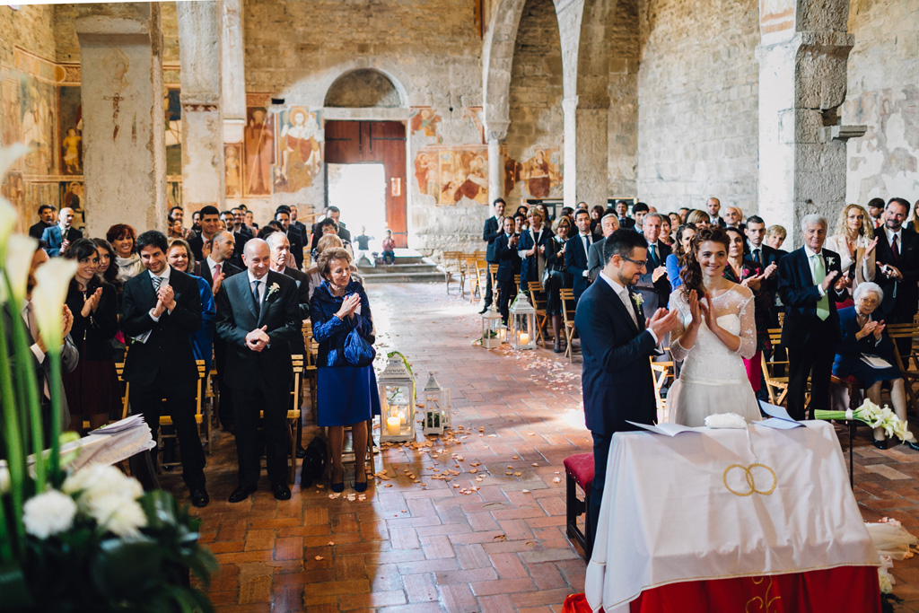 Gli sposi e gli invitati applaudono alla fine della cerimonia di matrimonio