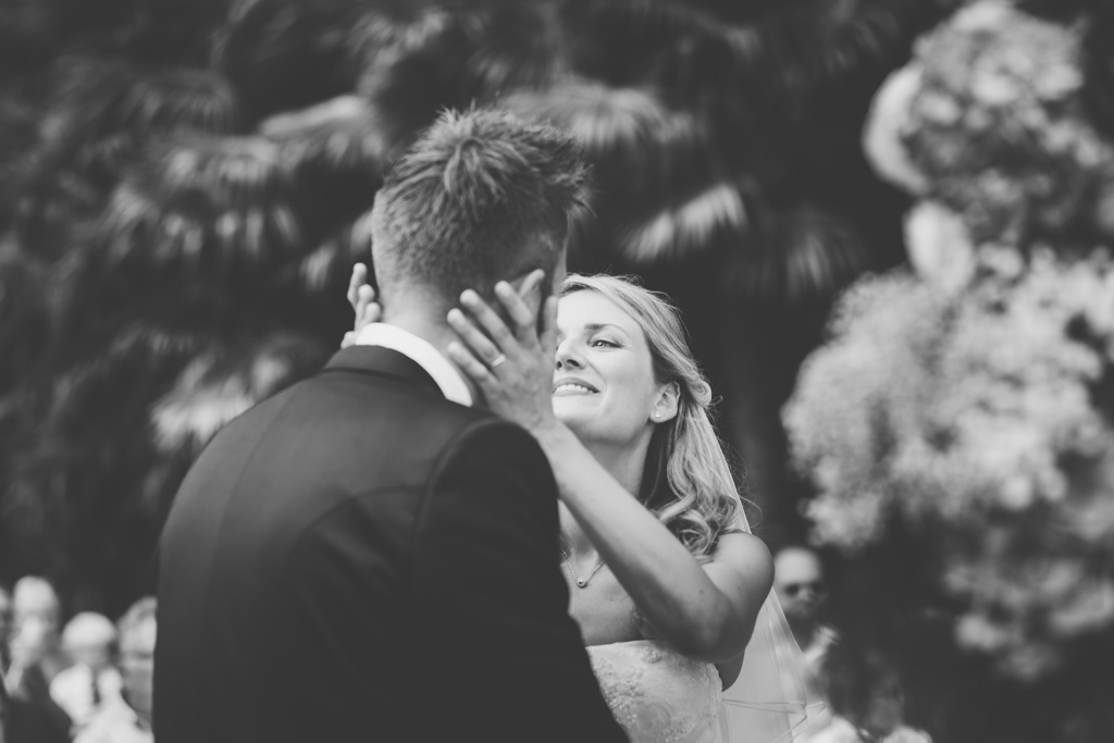 I due sposi posso baciarsi finalmente congiunti in matrimonio