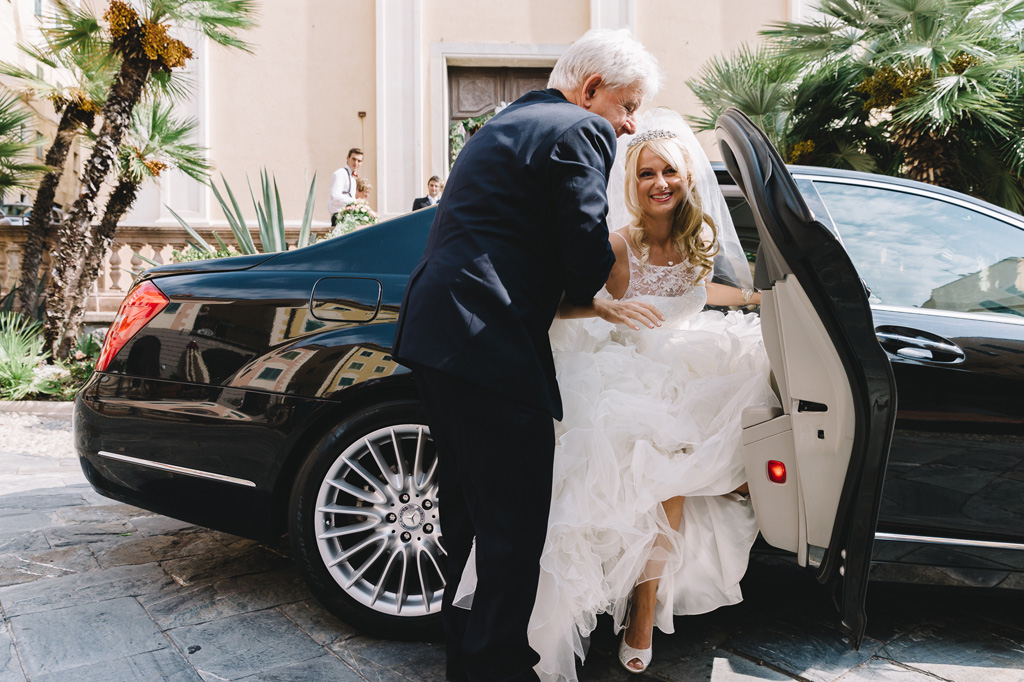 Giorgia scende dalla macchina per dirigersi in chiesa