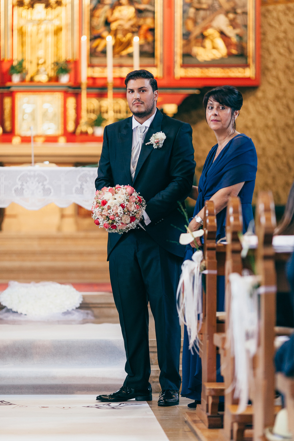 Lo sposo Dario aspetta emozionato la sposa Daniela in compagnia della madre
