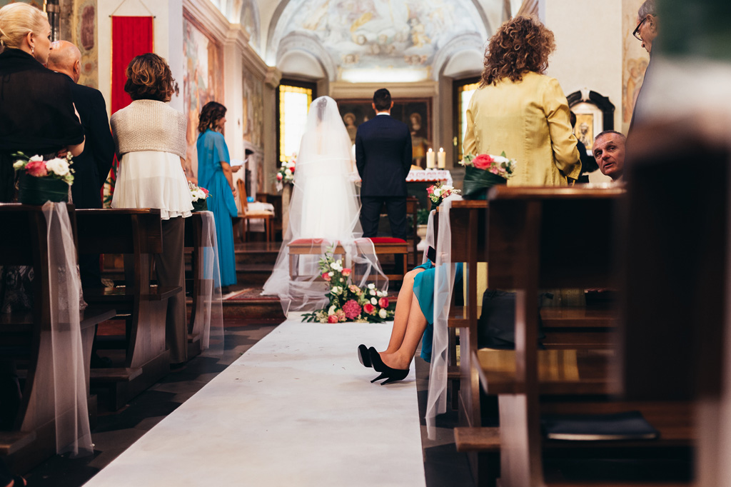 Una panoramica della chiesa durante la celebrazione del matrimonio