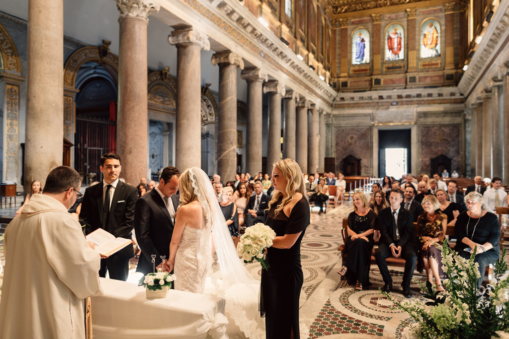 Emmanuele e Brittney abbassano lo sguardo timidamente durante la cerimonia di matrimonio