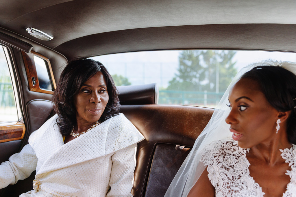 La sposa si confronta con la madre durante il viaggio in direzione della Chiesa