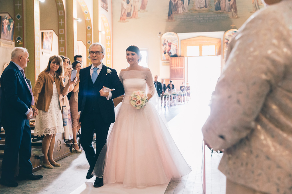 Il padre e la sposa si avvicinano all'altare
