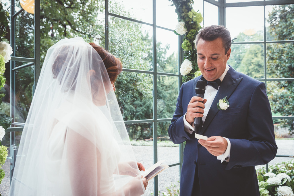 Luca legge un discorso a Daniela, sua futura moglie