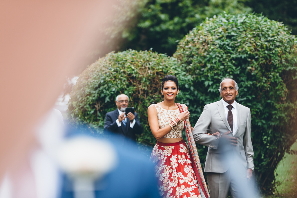 La sposa sorride raggiante allo sposo