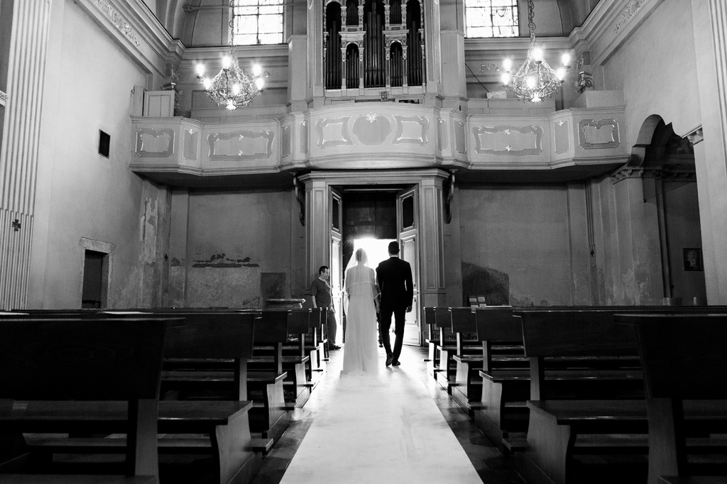 Gli sposi escono dalla chiesa
