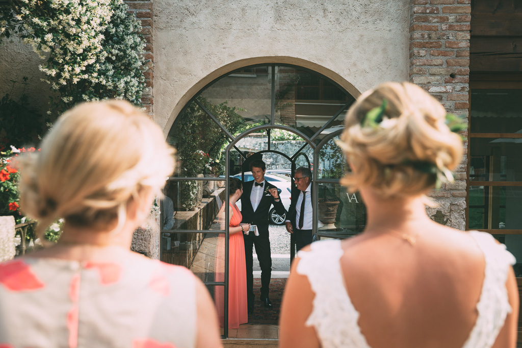 La sposa attende di entrare per celebrare la cerimonia
