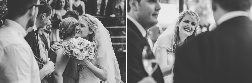La sposa abbraccia ospiti e parenti dopo la cerimonia di matrimonio