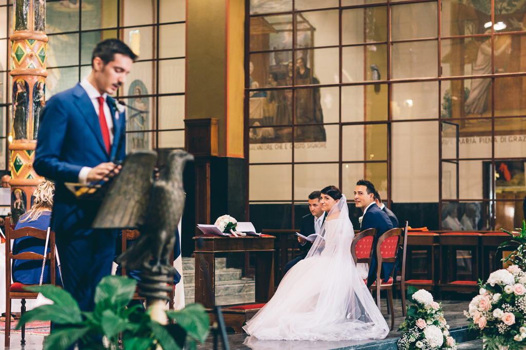 Gli sposi ascoltano le testimonianze degli invitati