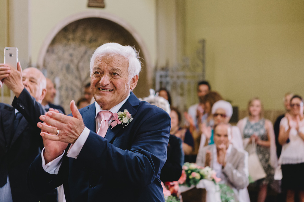 Gli sposi applaudono entusiasti l'arrivo della sposa